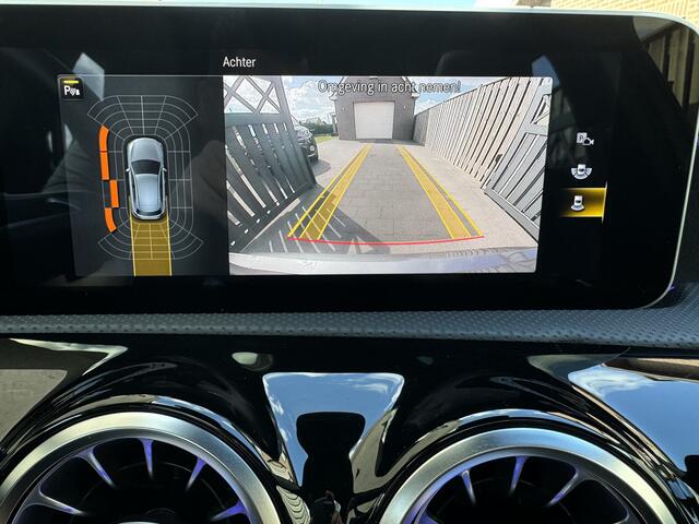 Mercedes-Benz A-KLASSE 180 AMG Aut Panoramadak Nightpakket Widescreen AmbientLight Keyless SportLeder Led Camera 18" Pdc