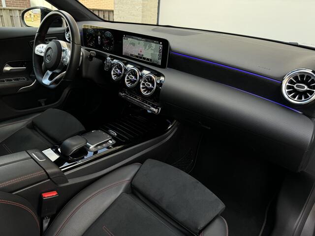 Mercedes-Benz A-KLASSE 180 AMG Aut Panoramadak Nightpakket Widescreen AmbientLight Keyless SportLeder Led Camera 18" Pdc