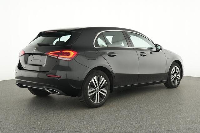 Mercedes-Benz A-KLASSE 250 e Plug-In Hybride Business Solution Luxury | Ledkoplampen | Parkeerpakket met achteruitrijcamera | Apple CarPlay. Inclusief 24 maanden MB Certified garantie voor Europa.