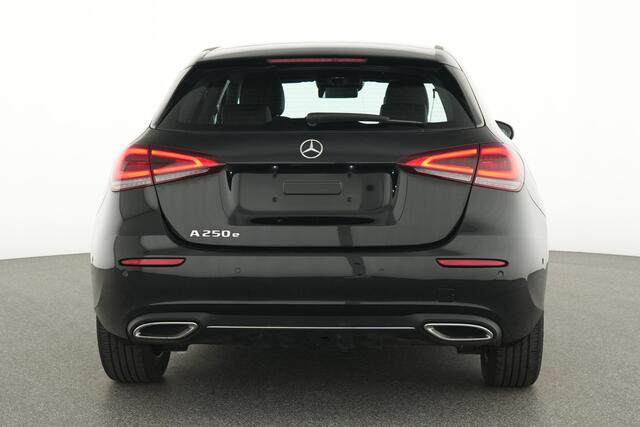 Mercedes-Benz A-KLASSE 250 e Plug-In Hybride Business Solution Luxury | Ledkoplampen | Parkeerpakket met achteruitrijcamera | Apple CarPlay. Inclusief 24 maanden MB Certified garantie voor Europa.