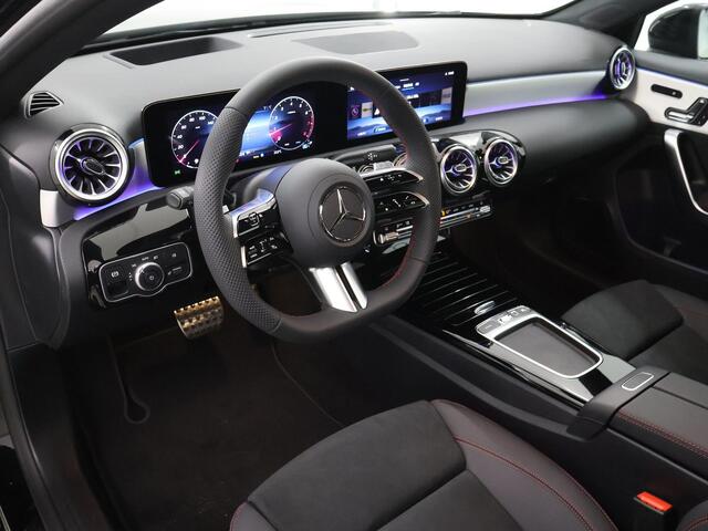 Mercedes-Benz A-KLASSE 180 Business Solution AMG | Panoramaschuifdak | Premium Plus | Head-Up | MULTIBEAM LED | Dodehoekassistent | 19 inch AMG-velgen |