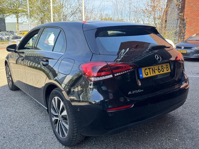 Mercedes-Benz A-KLASSE 250 e Business Line // DEALER ONDERHOUDEN // WIDESCREEN NAVI // CAMERA // CLIMA // CRUISE // STOELVERWARMING //