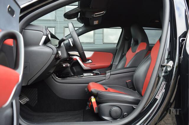 Mercedes-Benz A-KLASSE 180 Business Solution AMG | CAMERA | SFEERVERLICHTING |