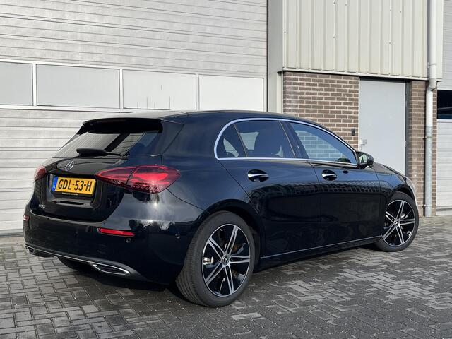Mercedes-Benz A-KLASSE 180 Star Edition Luxury | Panoramadak | Apple CarPlay | Android Auto | Donkergetint Glas Achter | Sfeerverlichting | Stoelverwarming | Achteruitrijcamera | Parkeersensoren | Elektrisch Inklapbare Buitenspiegels