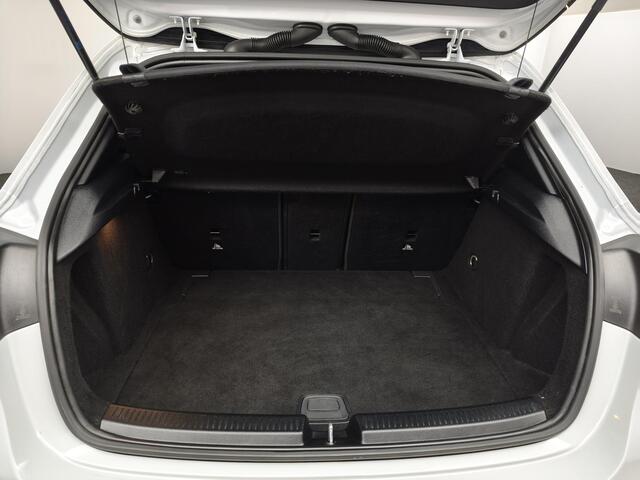 Mercedes-Benz A-KLASSE 180 Business Solution AMG Night Upgrade | NL-auto | Trekhaak Camera | Stoelverwarming | Full LED