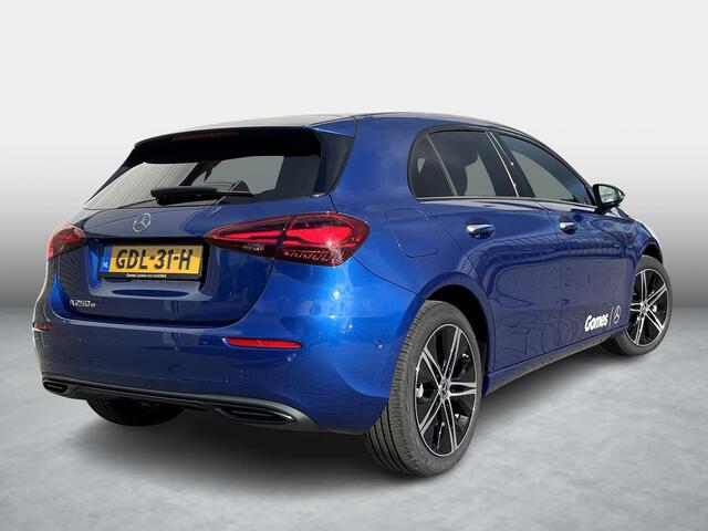 Mercedes-Benz A-KLASSE 250 e Star Edition Luxury Line | Panoramadak | Night Pakket | Dodehoekassistent | MULTIBEAM LED Koplampen | Sfeerverlichting | Stoelverwarming | Sierdelen Aluminium | Elektrisch Inklapbare Buitenspiegels | Achteruitrijcamera | Parkeersensoren