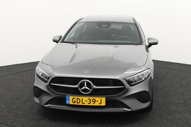 Mercedes-Benz A-KLASSE 180 Star Edition | Panoramadak | Apple CarPlay | Android Auto | Sfeerverlichting | Stoelverwarming | Achteruitrijcamera | Parkeersensoren | Elektrisch Inklapbare Buitenspiegels