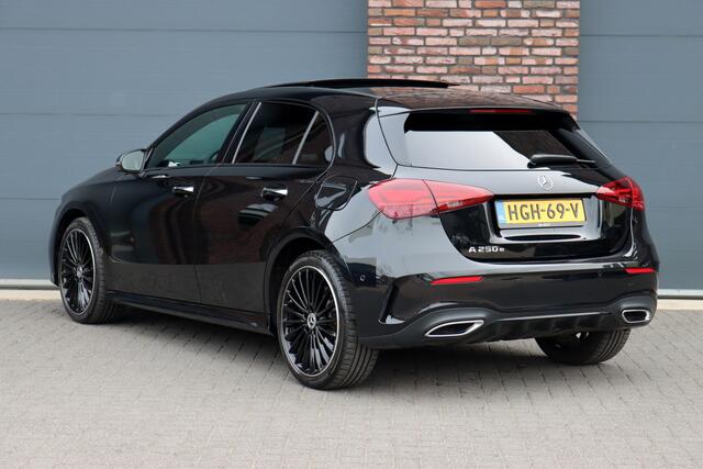 Mercedes-Benz A-KLASSE 250 e AMG Line | Facelift | Panoramadak | Memory | HUD | Surround Camera | Advanced Sound System | Keyless Go | Leder | Verwarmd Stuurwiel | Nightpakket | Augemented Reality |