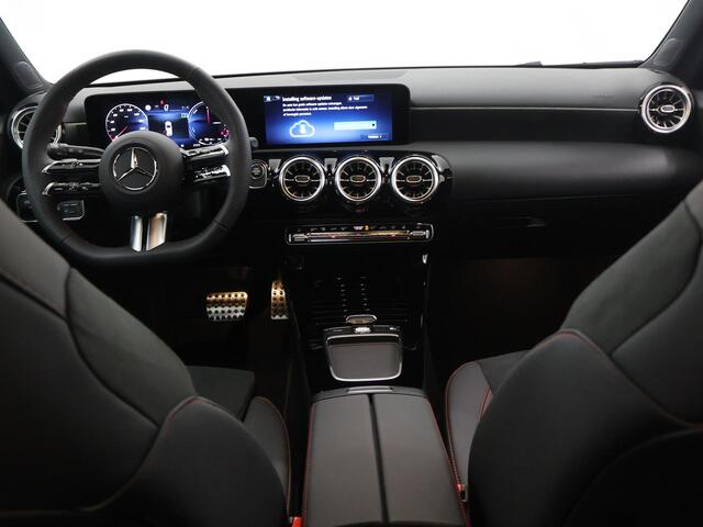 Mercedes-Benz A-KLASSE 250e Business Solution AMG | Panoramaschuifdak | Stoelverwarming | Achteruitrijcamera | MULTIBEAM LED | Nightpakket |