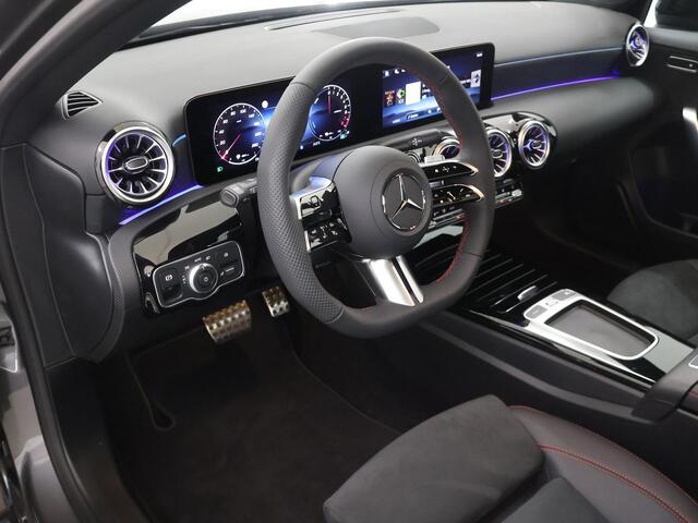 Mercedes-Benz A-KLASSE 250e Business Solution AMG | Panoramaschuifdak | Stoelverwarming | Achteruitrijcamera | MULTIBEAM LED | Nightpakket |