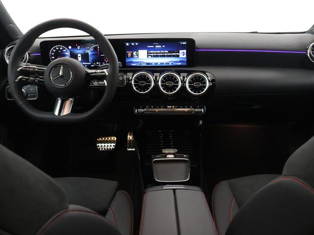 Mercedes-Benz A-KLASSE 250e Business Solution AMG | Panoramaschuifdak | Stoelverwarming | Achteruitrijcamera | MULTIBEAM LED | Nightpakket |