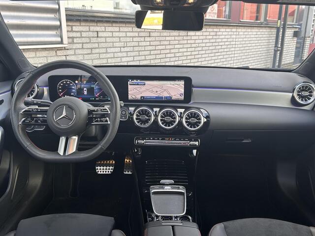 Mercedes-Benz A-KLASSE 180 Star Edition AMG | Panoramadak | Winter Pakket | Dodehoekassistent | MULTIBEAM LED Koplampen | Donkergetint Glas Achter | Stoelverwarming | Stuurverwarming | Sfeerverlichting | Elektrisch Inklapbare Buitenspiegels | Achteruitrijcamera | Parkeersensore