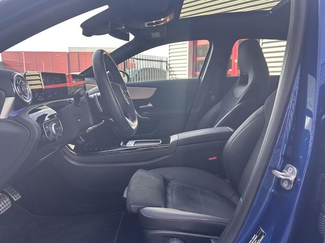 Mercedes-Benz A-KLASSE 180 Star Edition AMG | Panoramadak | Winter Pakket | Dodehoekassistent | MULTIBEAM LED Koplampen | Donkergetint Glas Achter | Stoelverwarming | Stuurverwarming | Sfeerverlichting | Elektrisch Inklapbare Buitenspiegels | Achteruitrijcamera | Parkeersensore