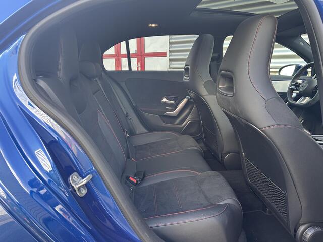 Mercedes-Benz A-KLASSE 180 Star Edition AMG | Panoramadak | Winter Pakket | Dodehoekassistent | MULTIBEAM LED Koplampen | Donkergetint Glas Achter | Stoelverwarming | Stuurverwarming | Sfeerverlichting | Elektrisch Inklapbare Buitenspiegels | Achteruitrijcamera | Parkeersensore