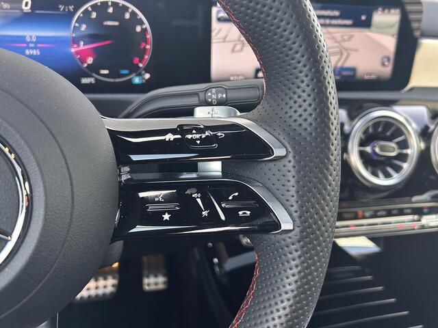 Mercedes-Benz A-KLASSE 180 Star Edition AMG | Panoramadak | Winter Pakket | Dodehoekassistent | MULTIBEAM LED Koplampen | Donkergetint Glas Achter | Stoelverwarming | Stuurverwarming | Sfeerverlichting | Elektrisch Inklapbare Buitenspiegels | Achteruitrijcamera | Parkeersensore