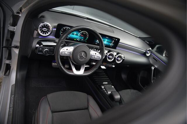 Mercedes-Benz A-KLASSE 200 Business Solution AMG | Stoelverwarming | Camera | Keyless | Apple Carplay | Navigatie | Parkeersensoren | LED | BTW |