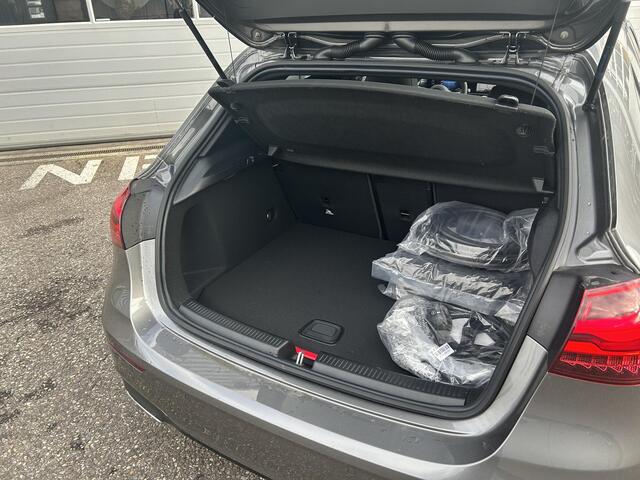 Mercedes-Benz A-KLASSE 250 e Business Solution AMG | Night Pakket | Panoramadak | MULTIBEAM LED Koplampen | Stoelverwarming | Sfeerverlichting | Apple CarPlay | Android Auto | Sierdelen Lindehout Zwart | Elektrisch Inklapbare Buitenspiegels | Achteruitrijcamera | Parkeersensore