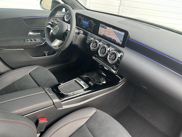 Mercedes-Benz A-KLASSE 250 e Business Solution AMG | Night Pakket | Panoramadak | MULTIBEAM LED Koplampen | Stoelverwarming | Sfeerverlichting | Apple CarPlay | Android Auto | Sierdelen Lindehout Zwart | Elektrisch Inklapbare Buitenspiegels | Achteruitrijcamera | Parkeersensore