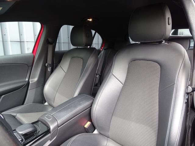 Mercedes-Benz A-KLASSE 200 Business Solution Plus Upgrade | Camera | LED | 19"