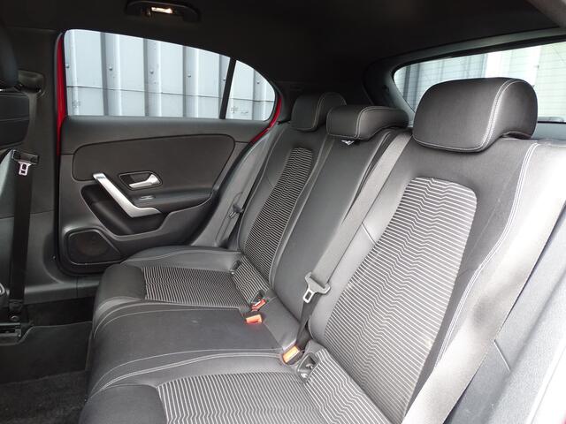 Mercedes-Benz A-KLASSE 200 Business Solution Plus Upgrade | Camera | LED | 19"
