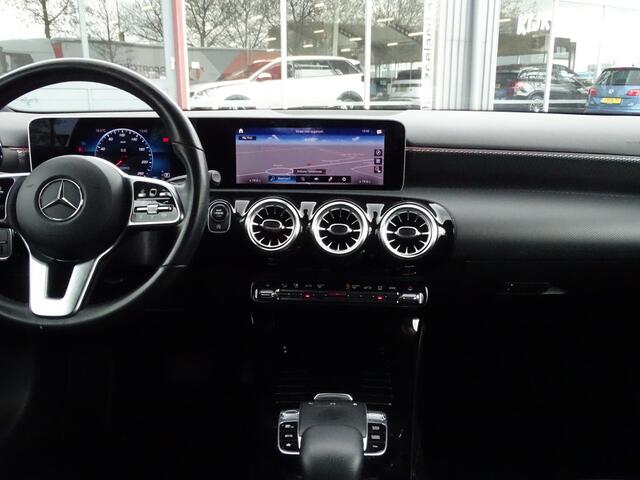 Mercedes-Benz A-KLASSE 200 Business Solution Plus Upgrade | Camera | LED | 19"