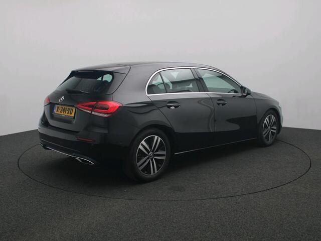 Mercedes-Benz A-KLASSE 160 Business Solution Luxury Ledkoplampen | Sfeerverlichting |Stoelverwarming | Licht- en zicht pakket | Parkeerpakket met achteruitrijcamera. Inclusief 24 maanden Mercedes-Benz Certified garantie voor Europa.