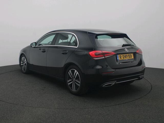 Mercedes-Benz A-KLASSE 160 Business Solution Luxury Ledkoplampen | Sfeerverlichting |Stoelverwarming | Licht- en zicht pakket | Parkeerpakket met achteruitrijcamera. Inclusief 24 maanden Mercedes-Benz Certified garantie voor Europa.