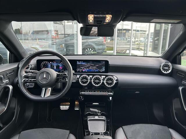 Mercedes-Benz A-KLASSE 180 AMG Line | Panoramadak | Stoelverwarming | Sfeerverlichting