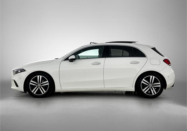 Mercedes-Benz A-KLASSE 180 Luxury Line | Panorama schuifdak | Sfeerverlichting | Spiegelpakket | Parkeerpakket met achtercamera Inclusief 24 maanden MB Certified garantie voor Europa.