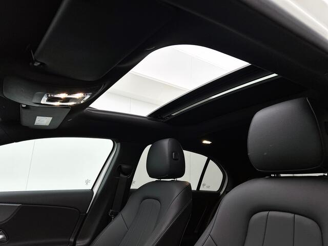 Mercedes-Benz A-KLASSE 180 Luxury Line | Panorama schuifdak | Sfeerverlichting | Spiegelpakket | Parkeerpakket met achtercamera Inclusief 24 maanden MB Certified garantie voor Europa.