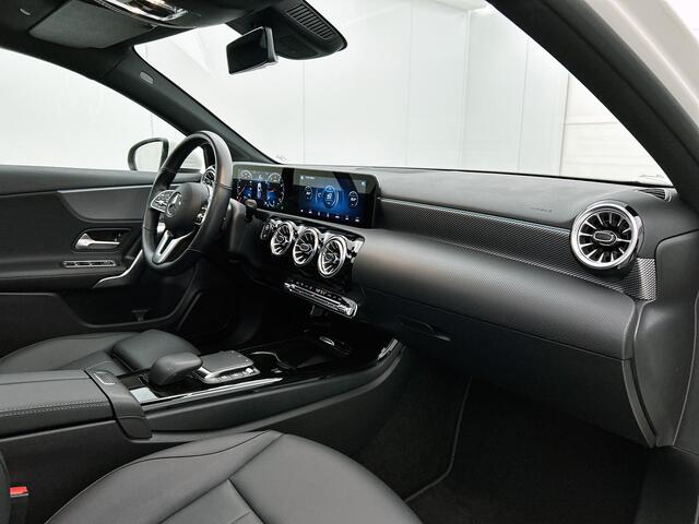 Mercedes-Benz A-KLASSE 180 Luxury Line | Panorama schuifdak | Sfeerverlichting | Spiegelpakket | Parkeerpakket met achtercamera Inclusief 24 maanden MB Certified garantie voor Europa.
