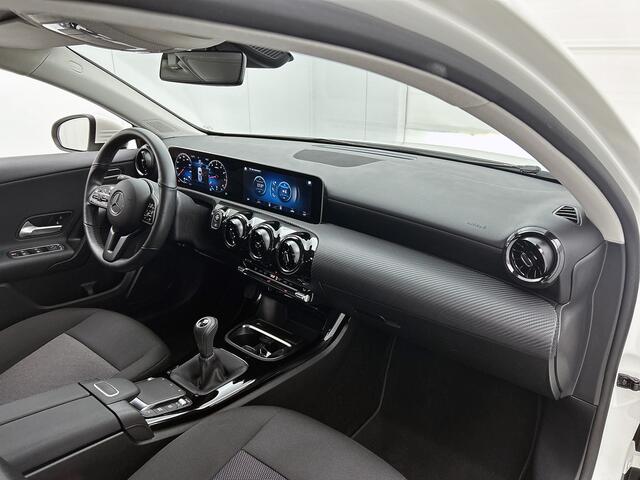 Mercedes-Benz A-KLASSE 160 Business Solution Ledkoplampen | Parkeerpakket met achteruitrijcamera | Stoelverwarming. Inclusief 24 maanden MB Certified garantie voor Europa.