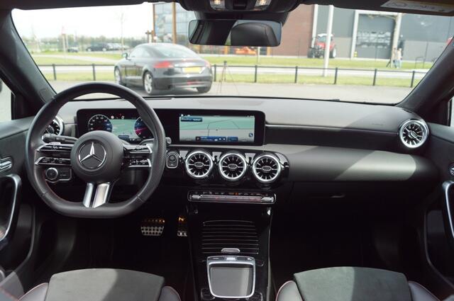 Mercedes-Benz A-KLASSE 200 AMG LINE / Panodak / Head-up/ Memory stoelen/ LED/Trekhaak afnb.