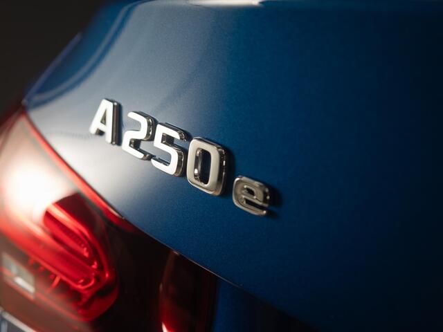 Mercedes-Benz A-KLASSE Limousine 250 e Star Edition AMG Line LIMITED Panorama dak