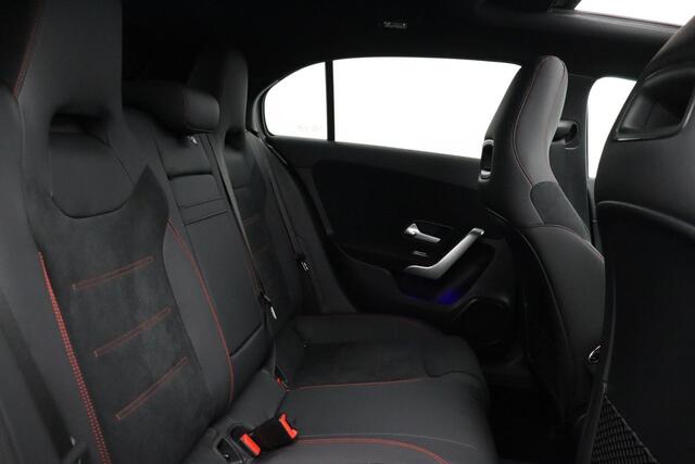 Mercedes-Benz A-KLASSE 250 e AMG | Panoramadak | Dodehoekassistent | Privacy Glas Achter | Sfeerverlichting | Stoelverwarming | Parkeersensoren |