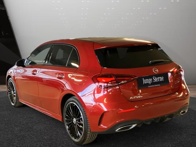 Mercedes-Benz A-KLASSE 250e AMG ** DESIGNO ROT ** NIGHT, PANORAMA, BURMESTER, 2-Zone CLIMA, 19-inch LMV, ** 1e EIG - UNFALLFREI ** ** INFORMEER OOK NAAR ONZE AANTREKKELIJKE FINANCIAL-LEASE TARIEVEN **