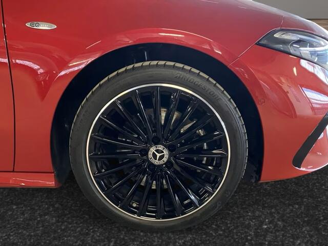 Mercedes-Benz A-KLASSE 250e AMG ** DESIGNO ROT ** NIGHT, PANORAMA, BURMESTER, 2-Zone CLIMA, 19-inch LMV, ** 1e EIG - UNFALLFREI ** ** INFORMEER OOK NAAR ONZE AANTREKKELIJKE FINANCIAL-LEASE TARIEVEN **