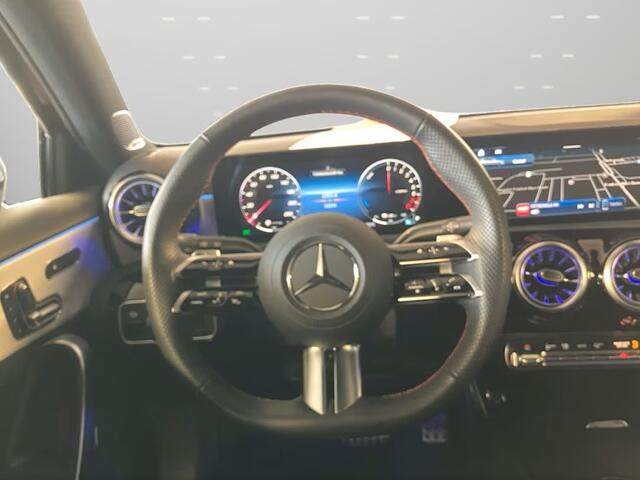 Mercedes-Benz A-KLASSE 250e AMG ** DESIGNO ROT ** NIGHT, PANORAMA, BURMESTER, 2-Zone CLIMA, 19-inch LMV, ** 1e EIG - UNFALLFREI ** ** INFORMEER OOK NAAR ONZE AANTREKKELIJKE FINANCIAL-LEASE TARIEVEN **