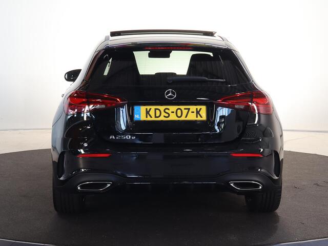Mercedes-Benz A-KLASSE 250e Business Solution AMG | Panoramaschuifdak | Premium Plus | 19"AMG-velgen | Head-up display | Dodehoekassistent |