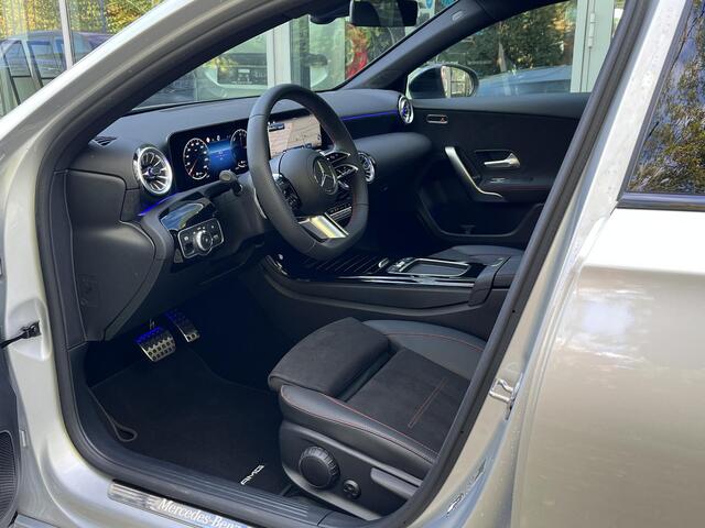 Mercedes-Benz A-KLASSE Limousine 250 e AMG Line | Night Pakket | Panoramadak | Premium Pakket | Multibeam LED Koplampen | Dodehoekassistent | Advanced Sound System | Apple CarPlay | Android Auto | Sfeerverlichting | Stoelverwarming | Achteruitrijcamera