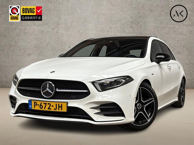 Mercedes-Benz A-KLASSE 180 AMG Sport Automaat (SCHUIFDAK, SFEERVERLICHTING, GROOT NAVI, LEDER/ALCANTARA, CAMERA, SPORTSTOELEN, STOELVERWARMING, GETINT GLAS, NIEUWSTAAT)