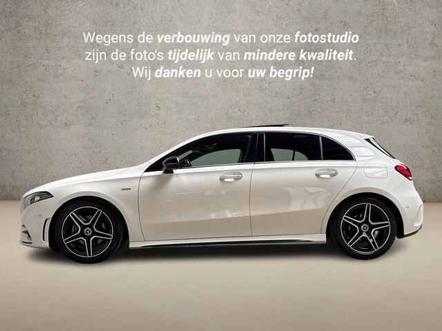 Mercedes-Benz A-KLASSE 180 AMG Sport Automaat (SCHUIFDAK, SFEERVERLICHTING, GROOT NAVI, LEDER/ALCANTARA, CAMERA, SPORTSTOELEN, STOELVERWARMING, GETINT GLAS, NIEUWSTAAT)