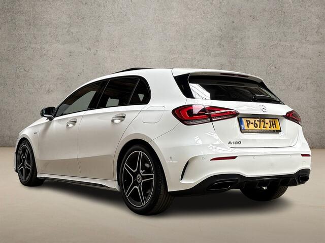 Mercedes-Benz A-KLASSE 180 AMG Sport Automaat (SCHUIFDAK, SFEERVERLICHTING, GROOT NAVI, LEDER/ALCANTARA, CAMERA, SPORTSTOELEN, STOELVERWARMING, GETINT GLAS, NIEUWSTAAT)