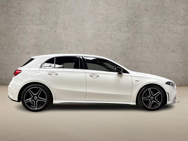 Mercedes-Benz A-KLASSE 180 AMG Sport Automaat (SCHUIFDAK, SFEERVERLICHTING, GROOT NAVI, LEDER/ALCANTARA, CAMERA, SPORTSTOELEN, STOELVERWARMING, GETINT GLAS, NIEUWSTAAT)