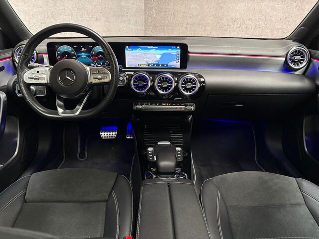 Mercedes-Benz A-KLASSE 180 AMG Sport Automaat (SCHUIFDAK, SFEERVERLICHTING, GROOT NAVI, LEDER/ALCANTARA, CAMERA, SPORTSTOELEN, STOELVERWARMING, GETINT GLAS, NIEUWSTAAT)