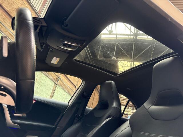 Mercedes-Benz A-KLASSE 180 AMG Sport Automaat (SCHUIFDAK, SFEERVERLICHTING, GROOT NAVI, LEDER/ALCANTARA, CAMERA, SPORTSTOELEN, STOELVERWARMING, GETINT GLAS, NIEUWSTAAT)