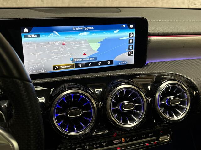 Mercedes-Benz A-KLASSE 180 AMG Sport Automaat (SCHUIFDAK, SFEERVERLICHTING, GROOT NAVI, LEDER/ALCANTARA, CAMERA, SPORTSTOELEN, STOELVERWARMING, GETINT GLAS, NIEUWSTAAT)