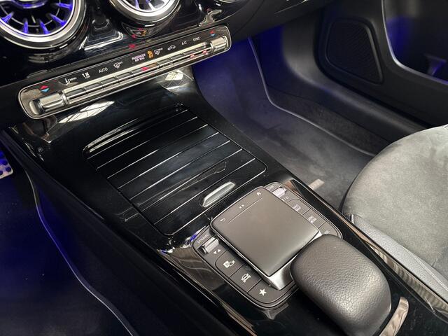 Mercedes-Benz A-KLASSE 180 AMG Sport Automaat (SCHUIFDAK, SFEERVERLICHTING, GROOT NAVI, LEDER/ALCANTARA, CAMERA, SPORTSTOELEN, STOELVERWARMING, GETINT GLAS, NIEUWSTAAT)