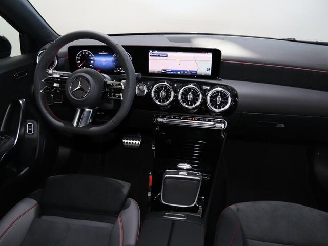 Mercedes-Benz A-KLASSE 250e Business Solution AMG | Trekhaak | Panoramaschuifdak | Stoelverwarming | Achteruitrijcamera | MULTIBEAM LED | 19"inch AMG velgen |