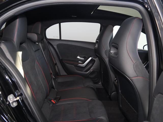 Mercedes-Benz A-KLASSE 250e Business Solution AMG | Trekhaak | Panoramaschuifdak | Stoelverwarming | Achteruitrijcamera | MULTIBEAM LED | 19"inch AMG velgen |
